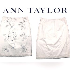 ANN TAYLOR White Pencil Skirt w/Beautifully Detailed Black Floral Embroidery SZ6